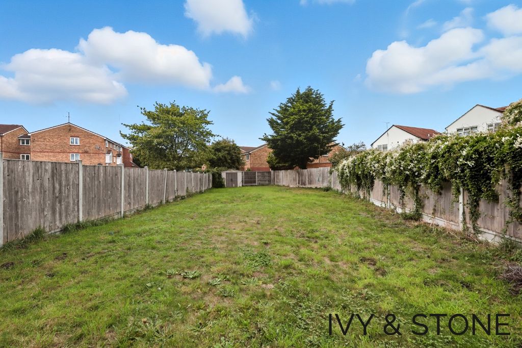 Property photo 2 of 17 4553592