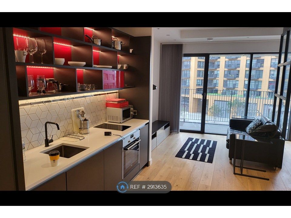 Property photo 2 of 9 Studio Canning Town Fully Fitted Kitchen