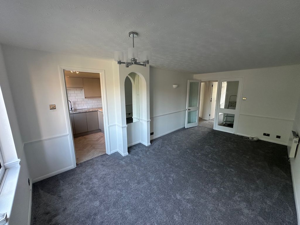 Property photo 3 of 11 Lounge