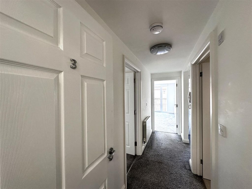 Property photo 3 of 14 Entrance Hall