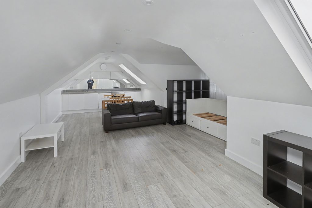Property photo 2 of 16 3A Avon Court, Braund Avenue, Greenford, London, Ub6 9Jh