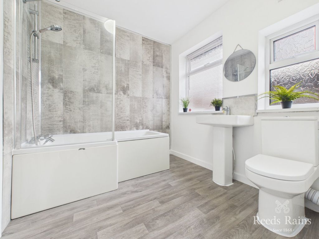 Property photo 3 of 19 Bathroom