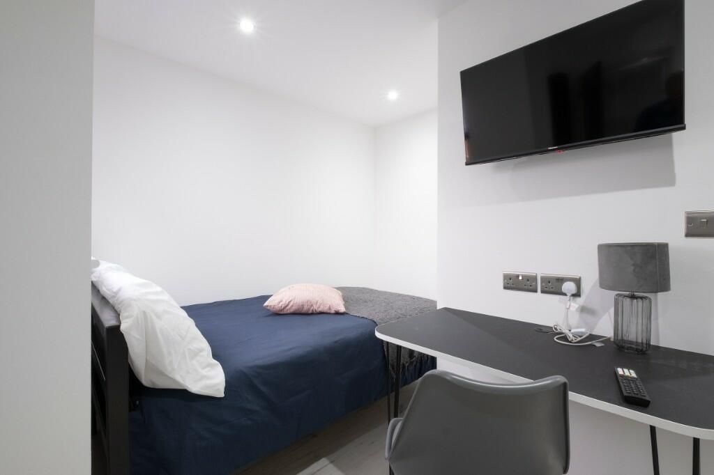 Property photo 2 of 11 A Modern, Well-Maintained Bedroom Featuring A Sing...