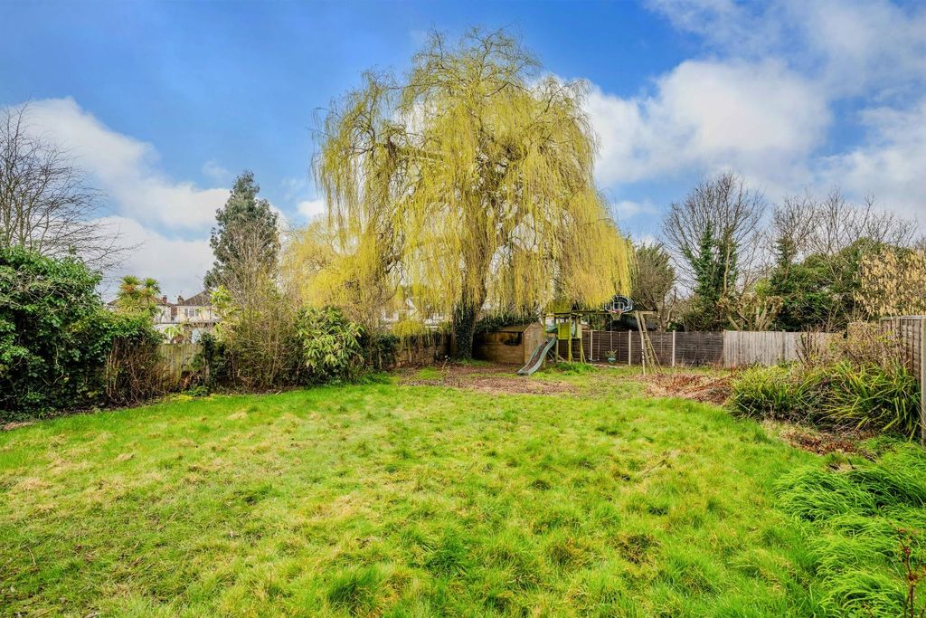 Property photo 3 of 20 Thorndon Gardens