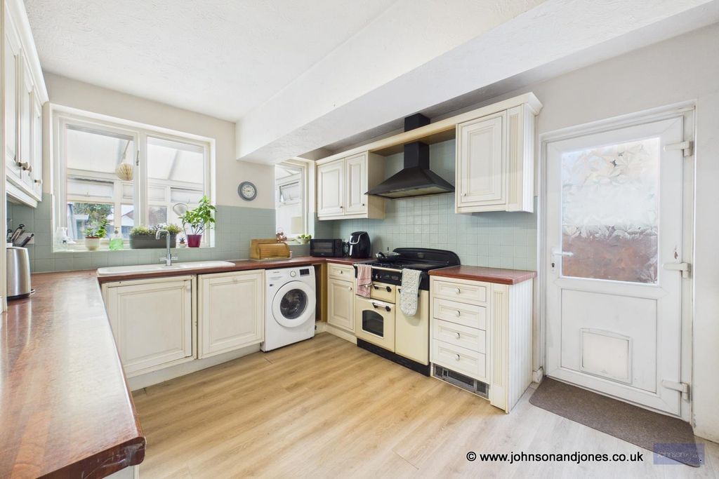 Property photo 3 of 31 3 Kitchen.Jpg