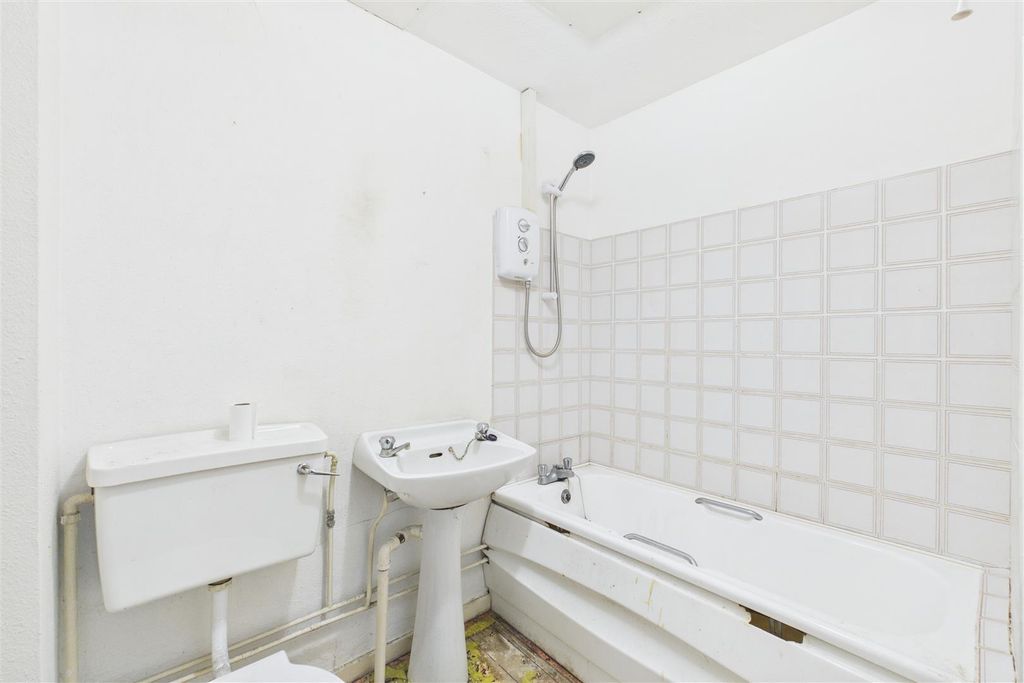 Property photo 2 of 6 Bathroom.Jpg