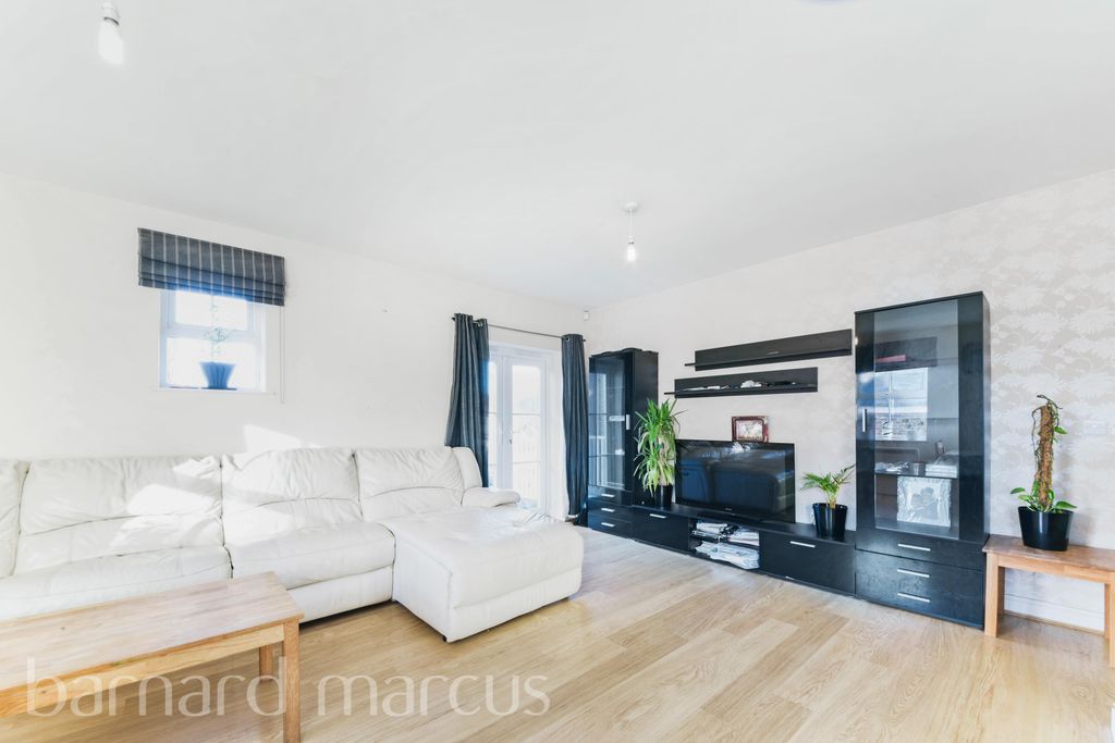 Property photo 3 of 11 Living Room