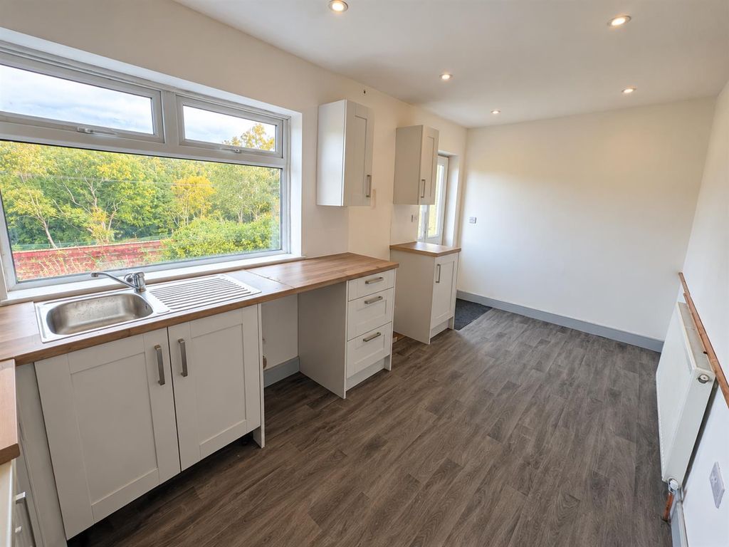 Property photo 3 of 8 Kitchen