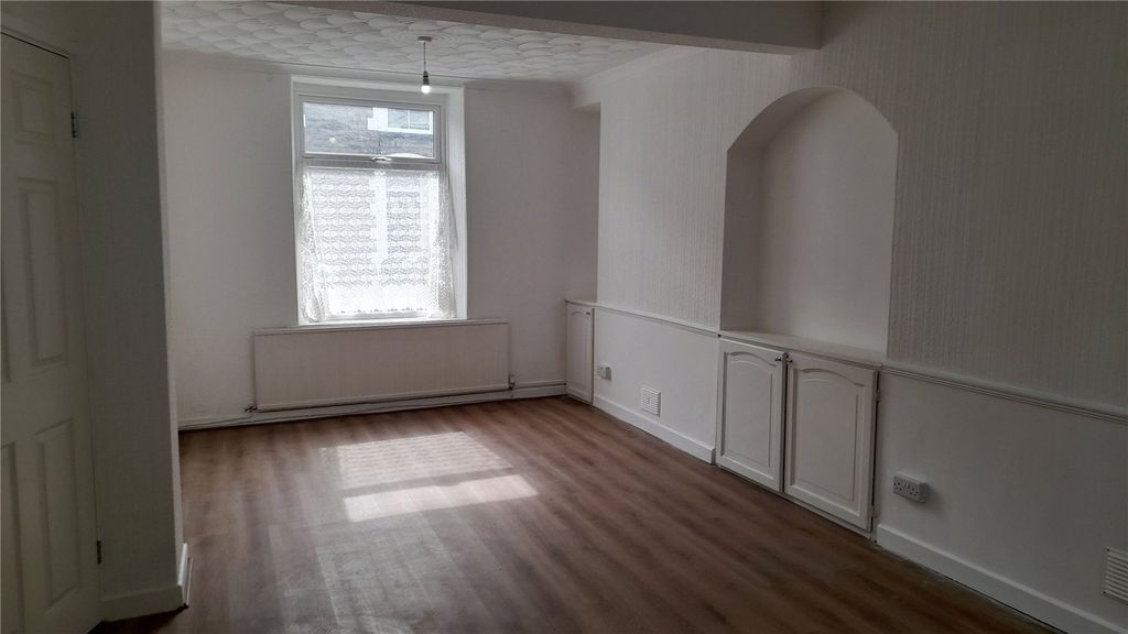 Property photo 2 of 11 Picture No. 17