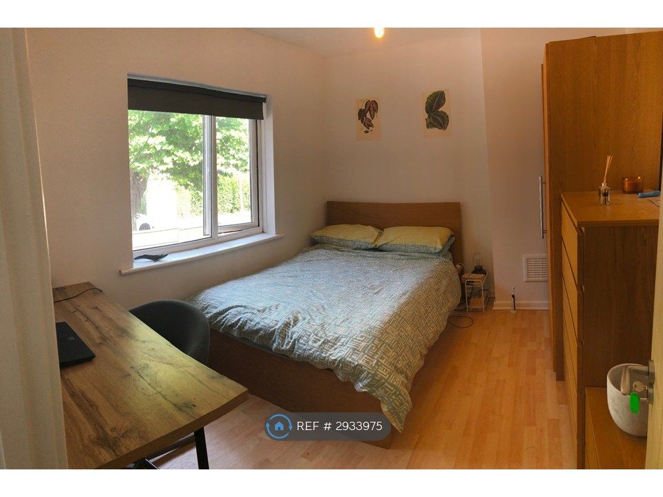 Property photo 3 of 7 Room 3 Available