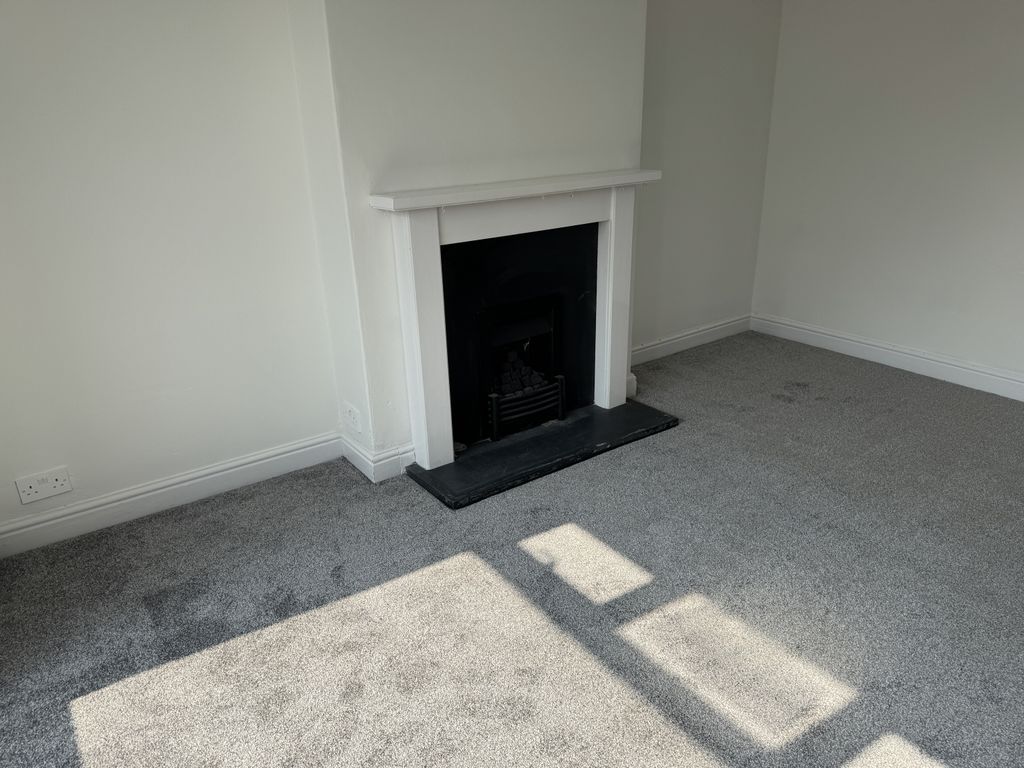 Property photo 2 of 13 15 Orchard Gardens - Lounge