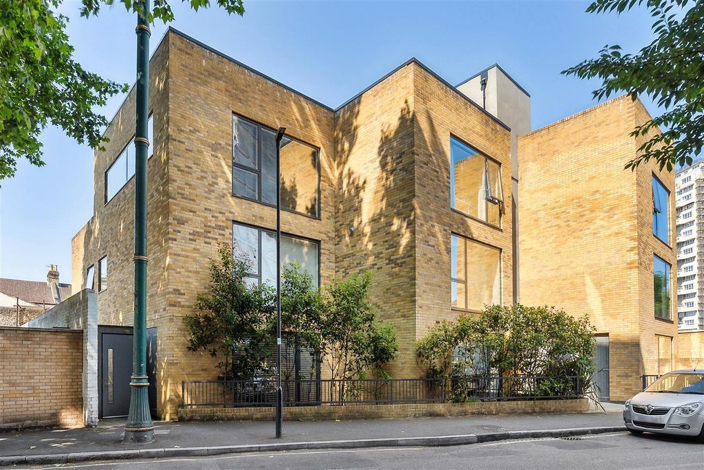 Property photo 1 of 17 Front (Exterior)