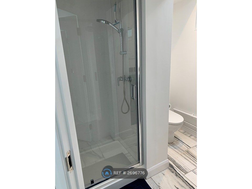 Property photo 3 of 7 Shared Shower Room