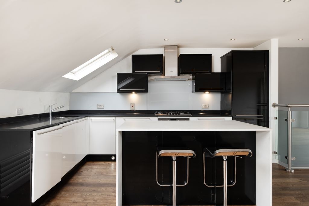 Property photo 3 of 15 Shepherds Bush Ro...