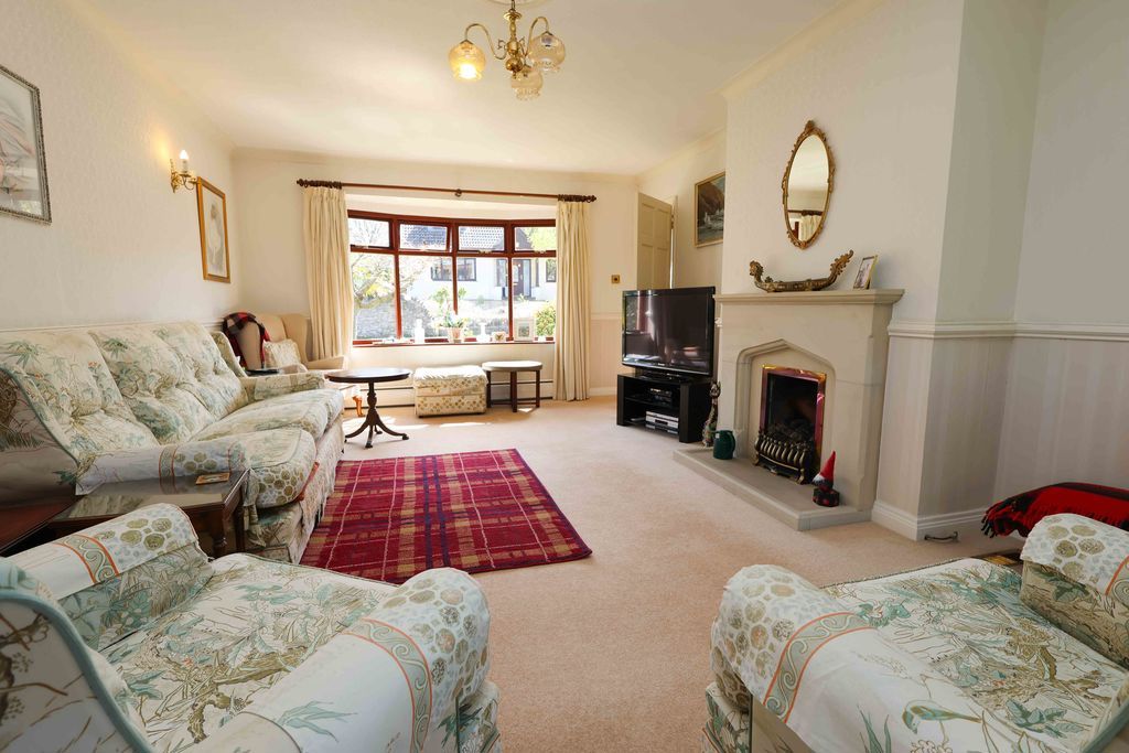 Property photo 2 of 18 Sitting Room