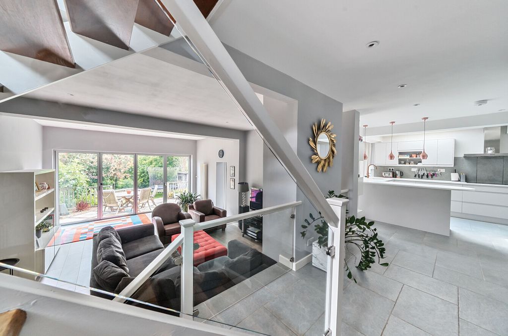 Property photo 3 of 26 1328012-18-688A2d...