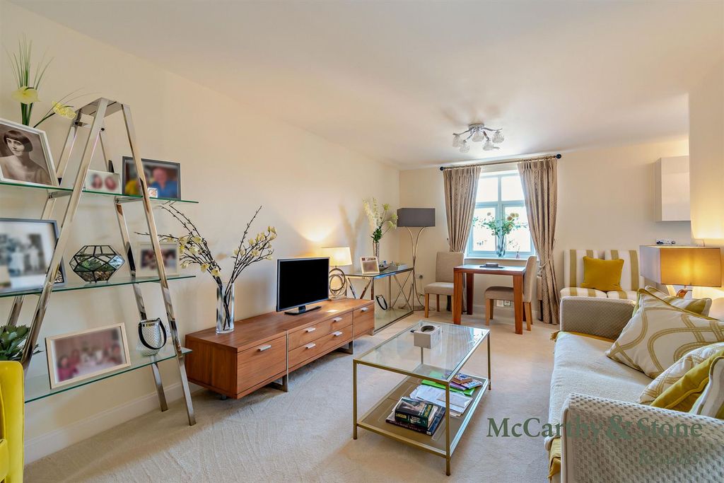 Property photo 3 of 26 8700699-Interior01-800.Jpg