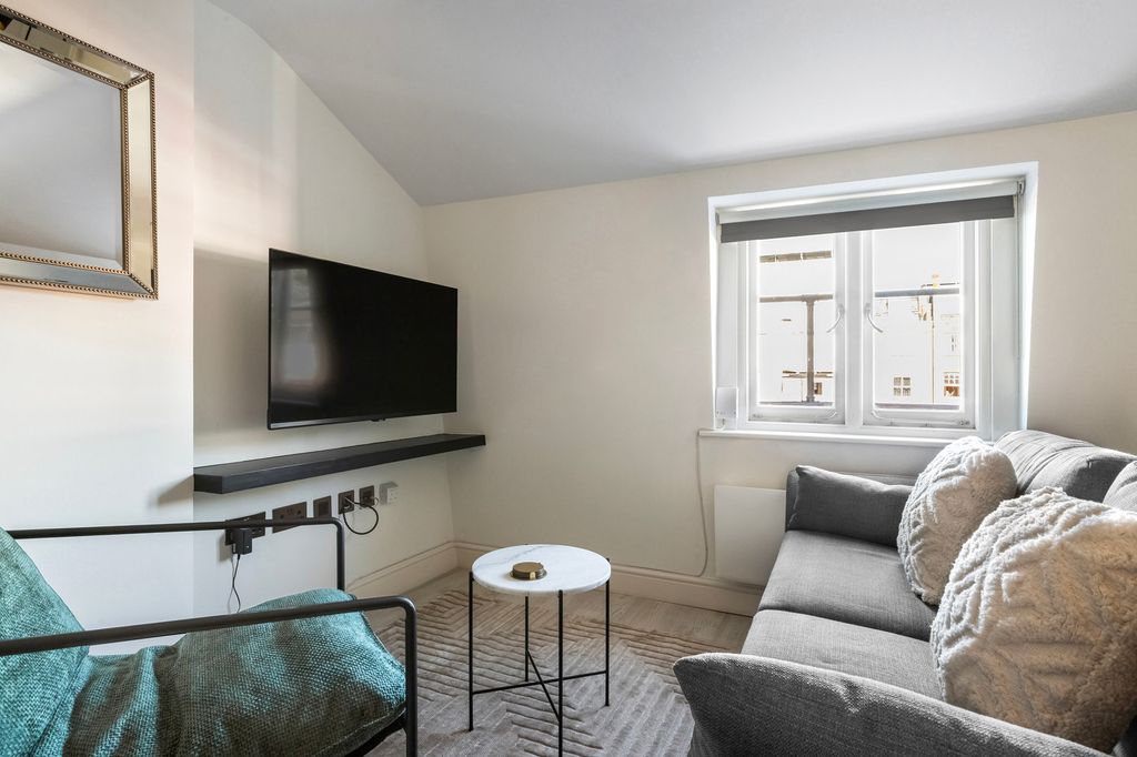 Property photo 1 of 25 Living Room