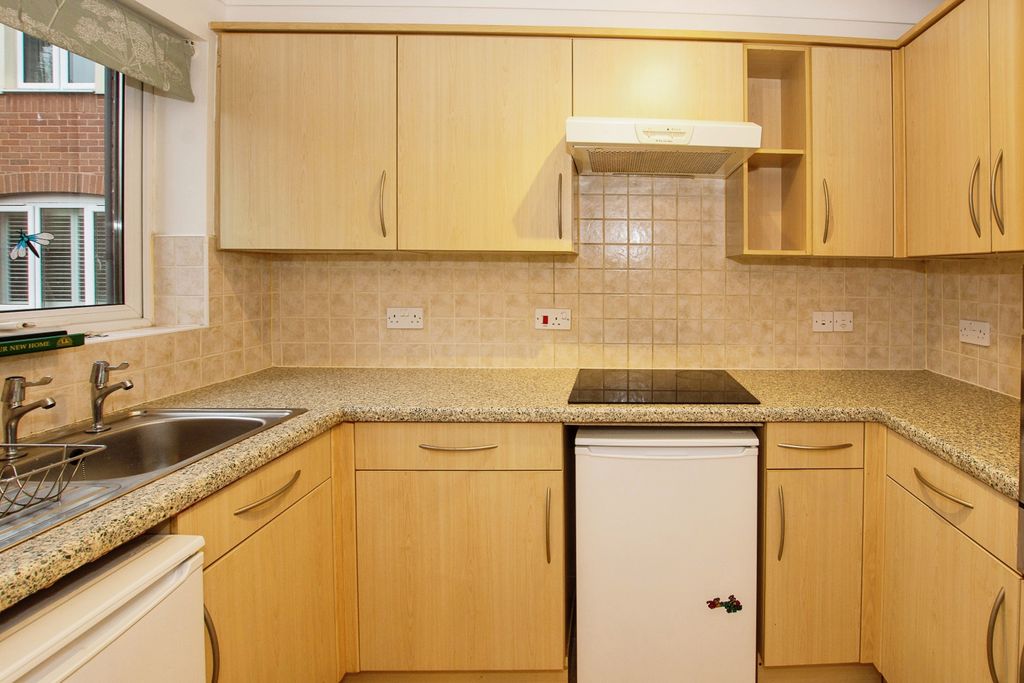 Property photo 3 of 11 Kitchen