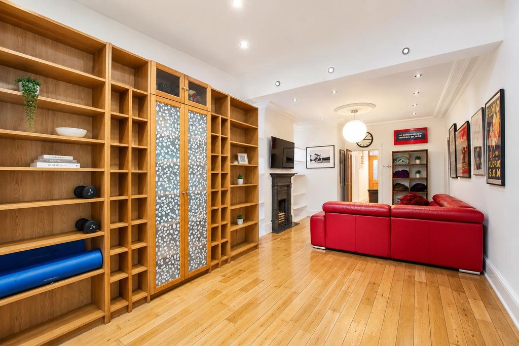 Property photo 3 of 20 Greenford 97E4.Png