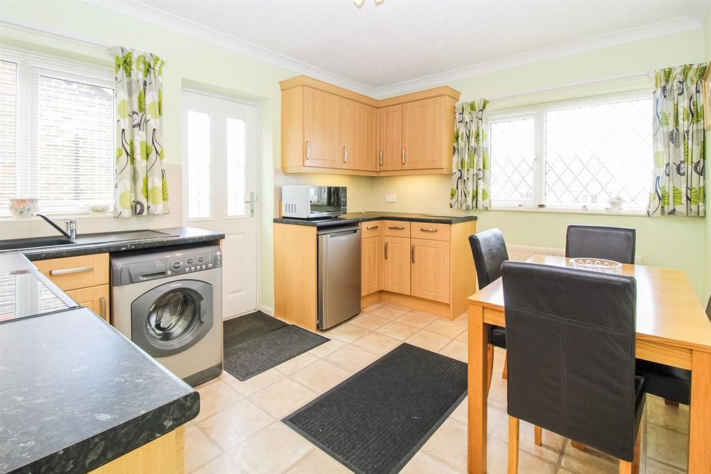 Property photo 3 of 11 Kitchen