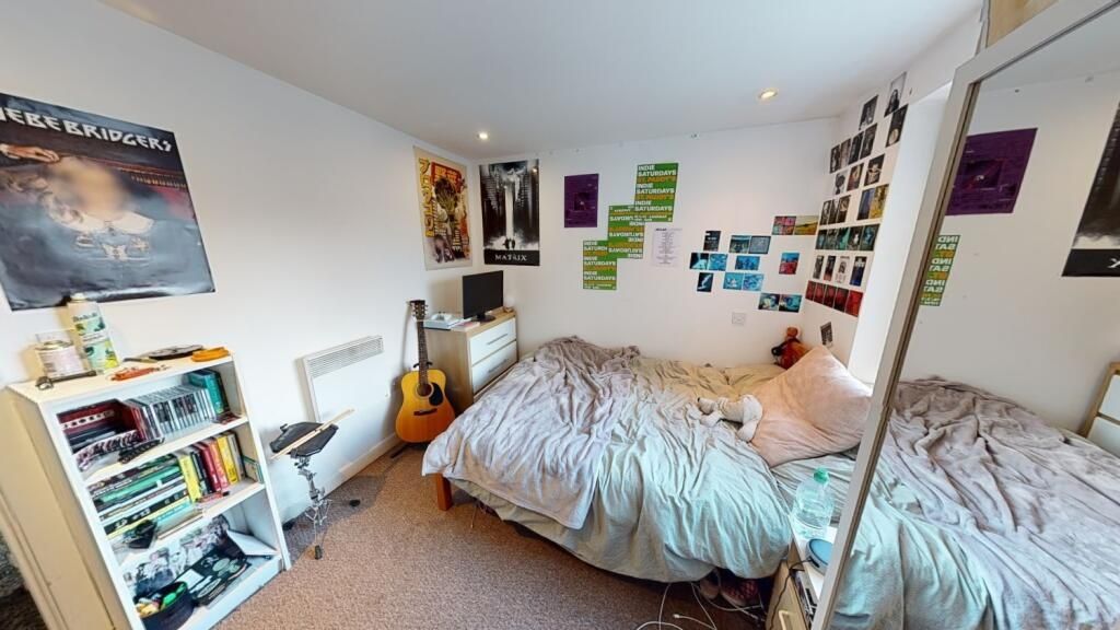 Property photo 2 of 9 A Cozy Double Bedroom Featuring A Comfortable Doub...