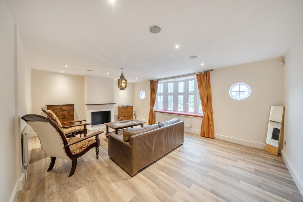 Property photo 1 of 22 1369772-13-68ee4d...