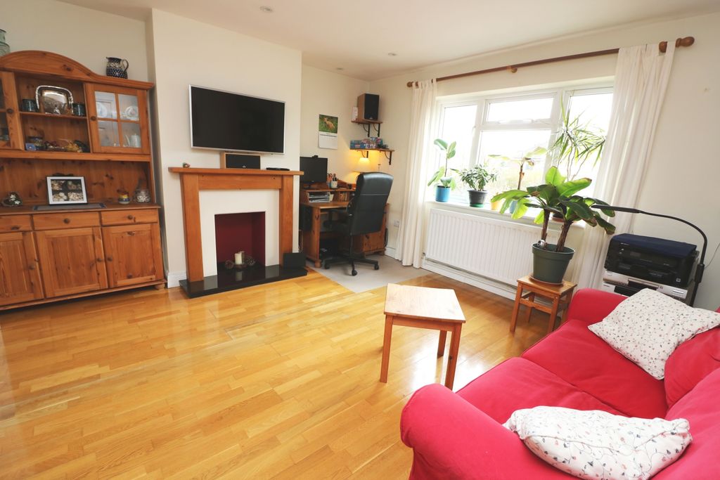 Property photo 3 of 14 Lounge