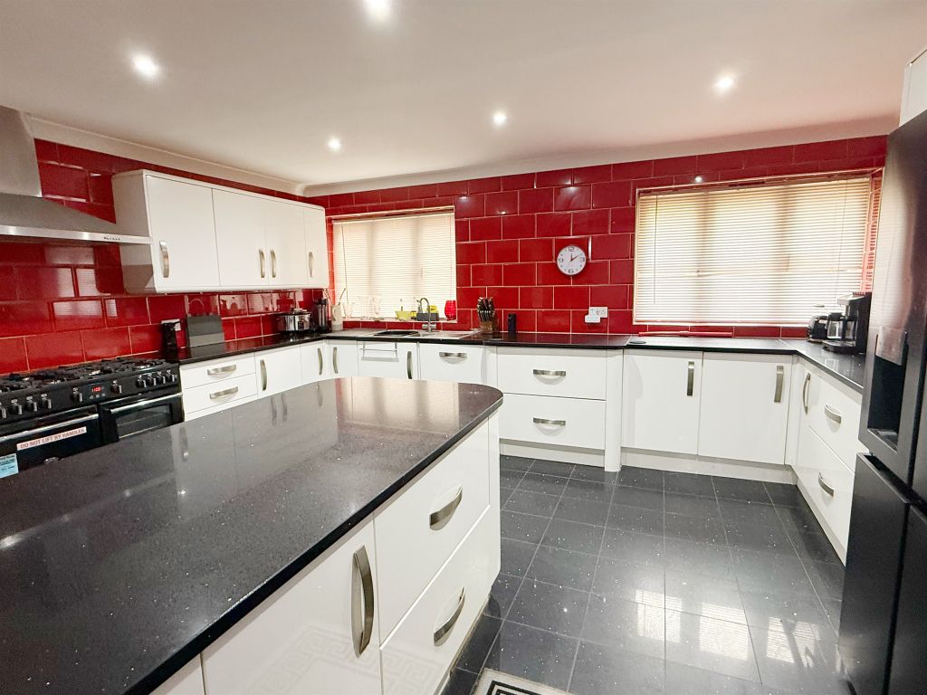 Property photo 3 of 17 Kitchen Area