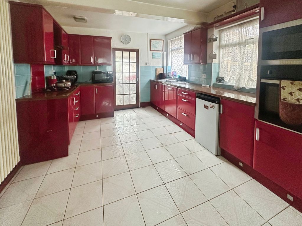 Property photo 2 of 12 Kitchen