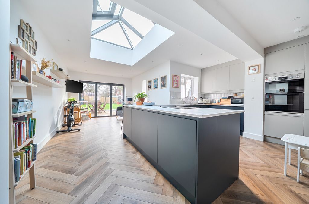 Property photo 2 of 22 1410107-1-698Cb82...