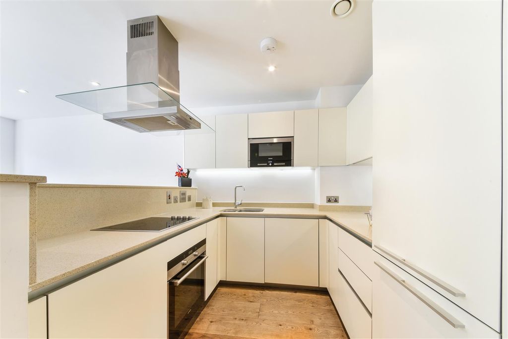 Property photo 3 of 5 Hawthorne Crescent,73-14.Jpg