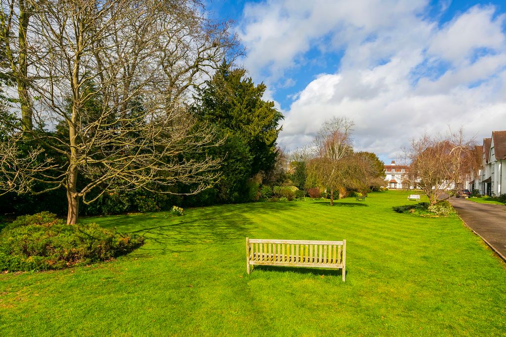 Property photo 2 of 4 Communal Gardens
