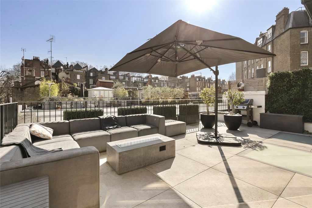 Property photo 2 of 25 Roof Terrace