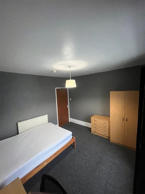 Property photo 2 of 4 Spacious Double Room With Ample Storage Space...