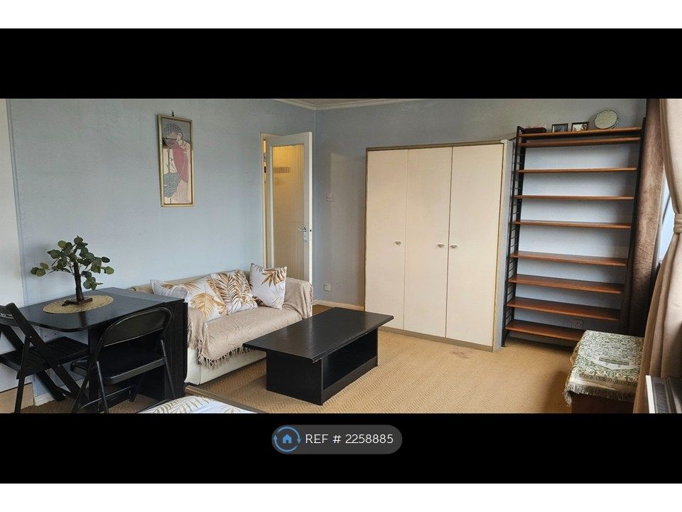 Property photo 3 of 6 Studio