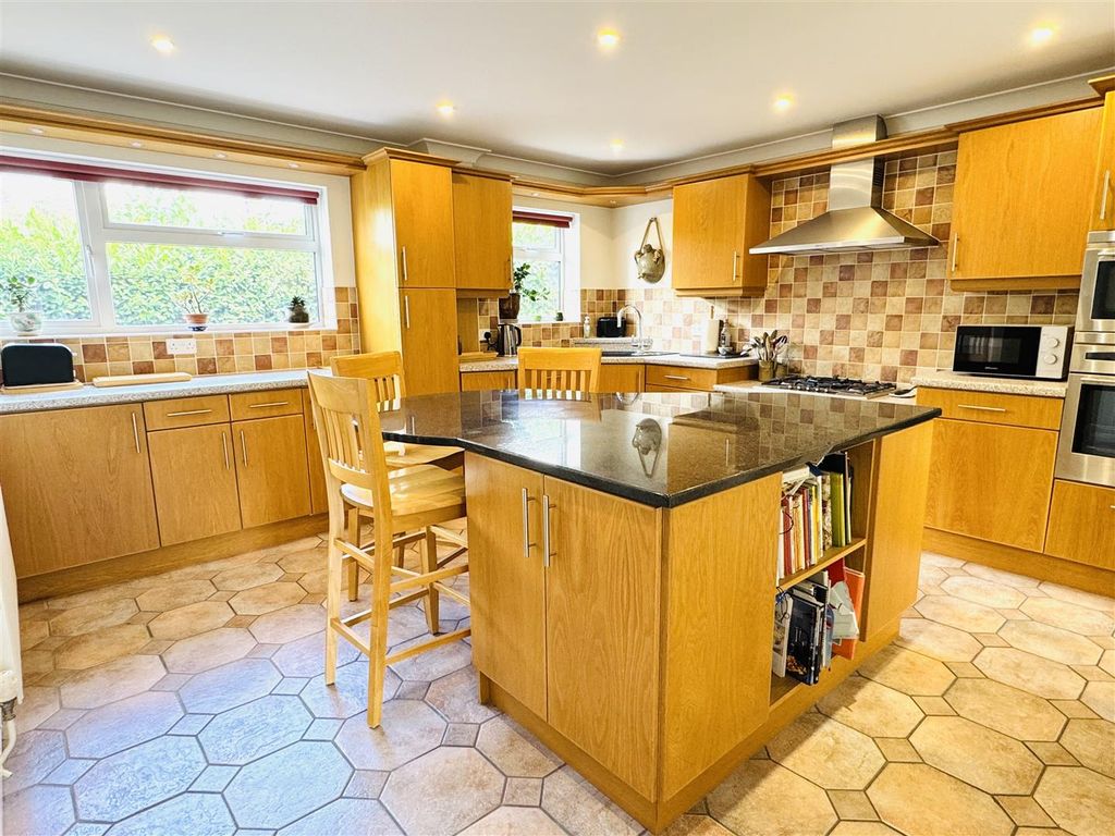 Property photo 2 of 26 Kitchen/Breakfast Room: