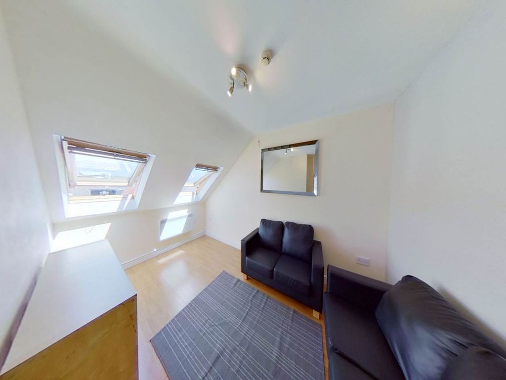 Property photo 1 of 11 2 Bed Room Flat - Crwys Road