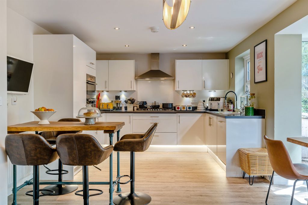 Property photo 2 of 31