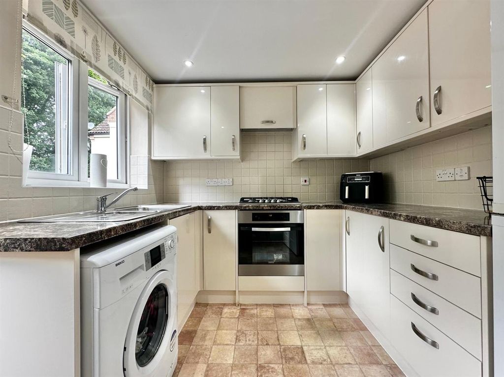 Property photo 2 of 9 Kitchen