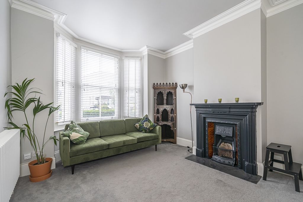 Property photo 2 of 17 107-Pembroke-Rd-023