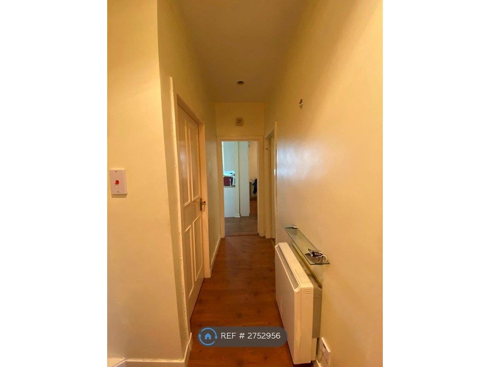 Property photo 2 of 7 Hallway