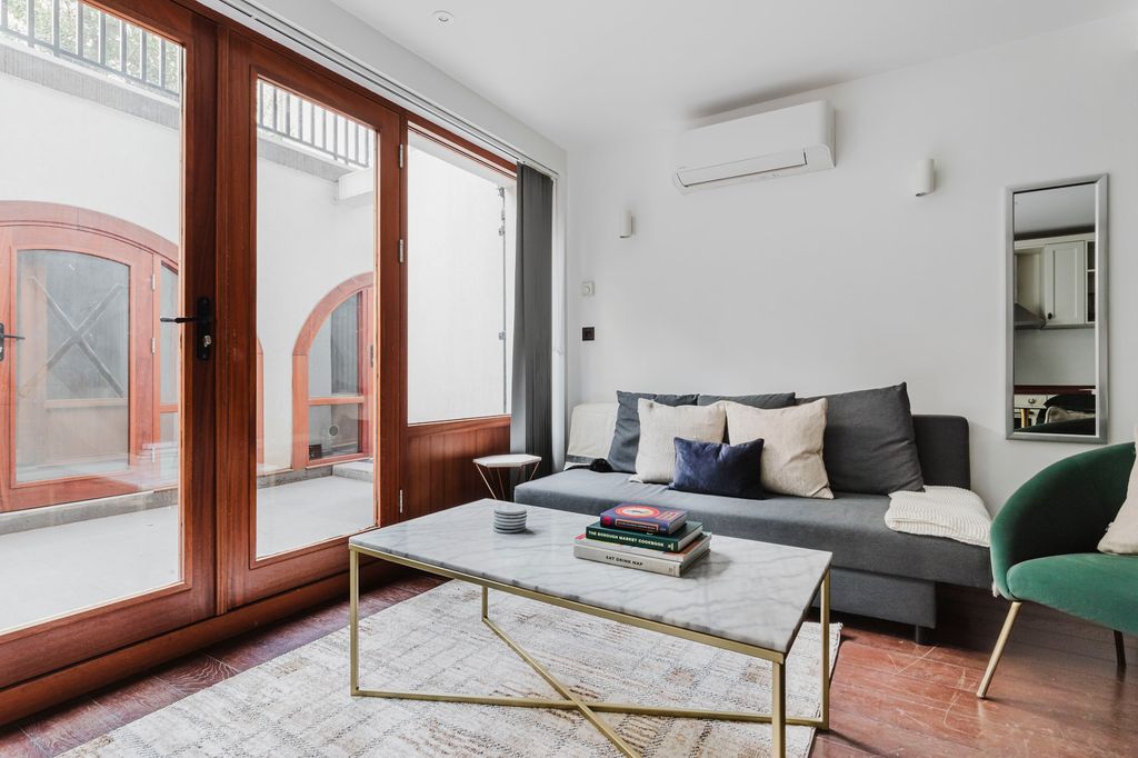 Property photo 1 of 20 Living Room