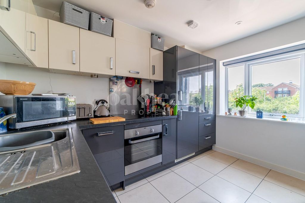 Property photo 2 of 10 Kitchen/Lounge