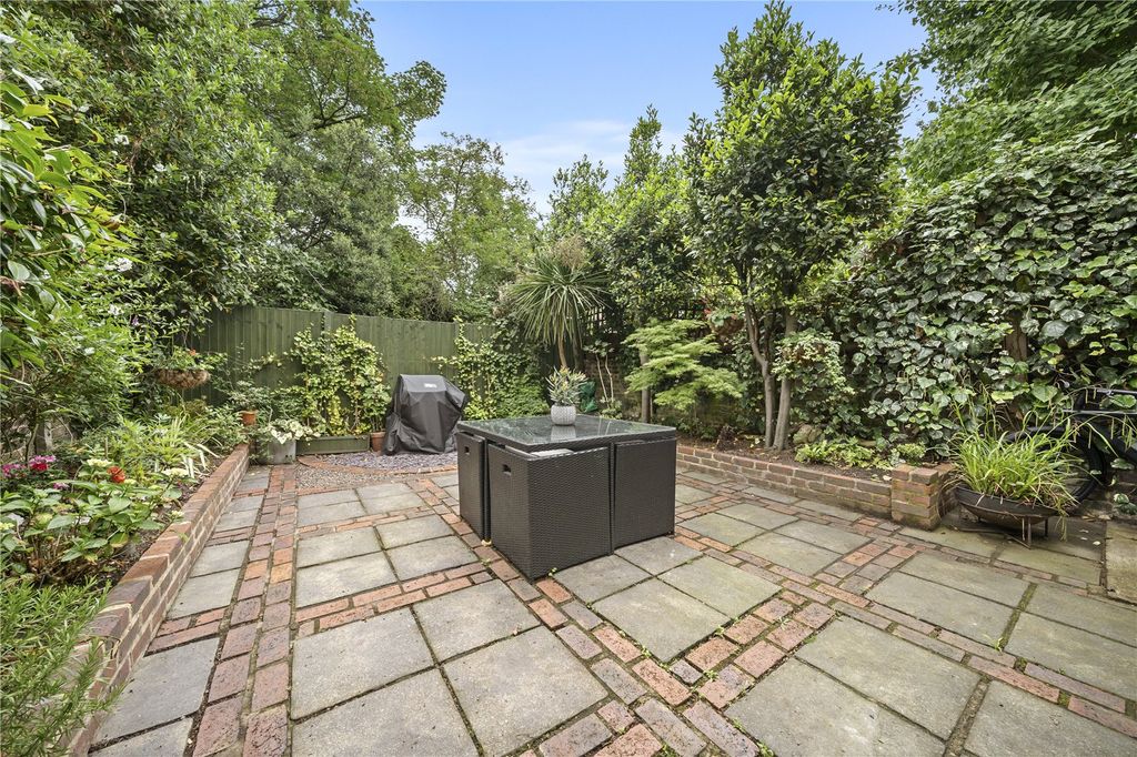 Property photo 3 of 10 Garden