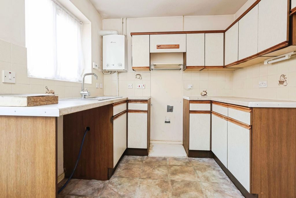 Property photo 2 of 17 Kitchen