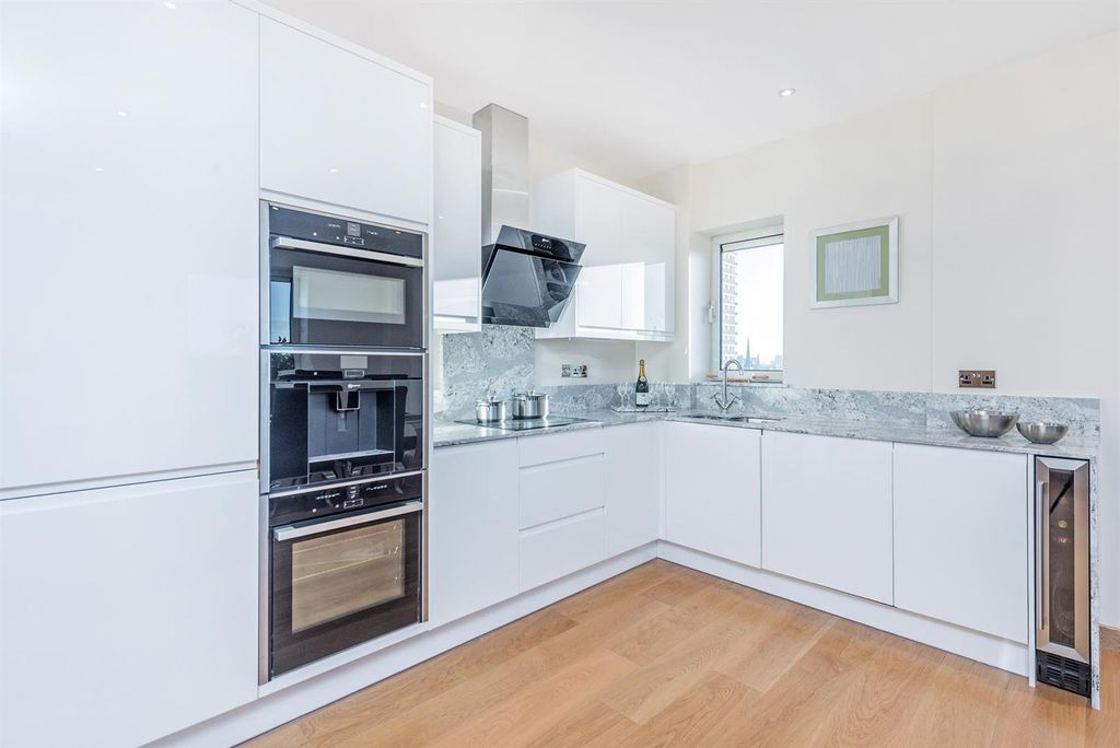 Property photo 3 of 12 Kitchen