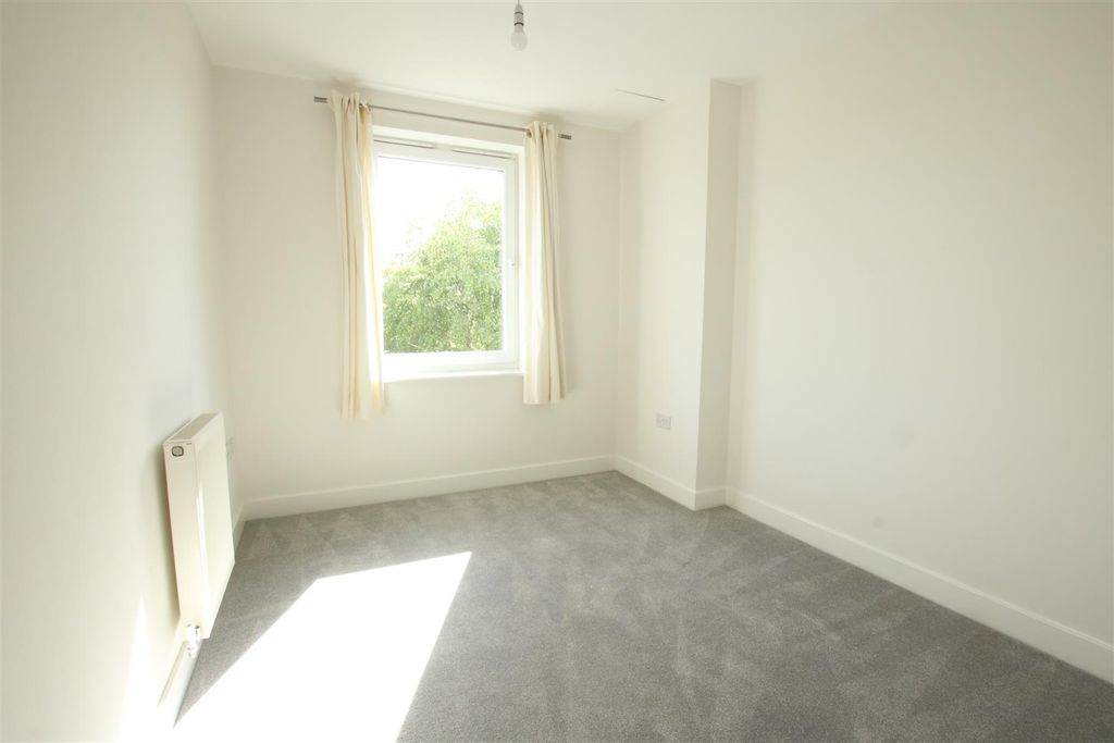 Additional image 11 of 2 bed flat for saleHighbury Drive, Leatherhead KT22