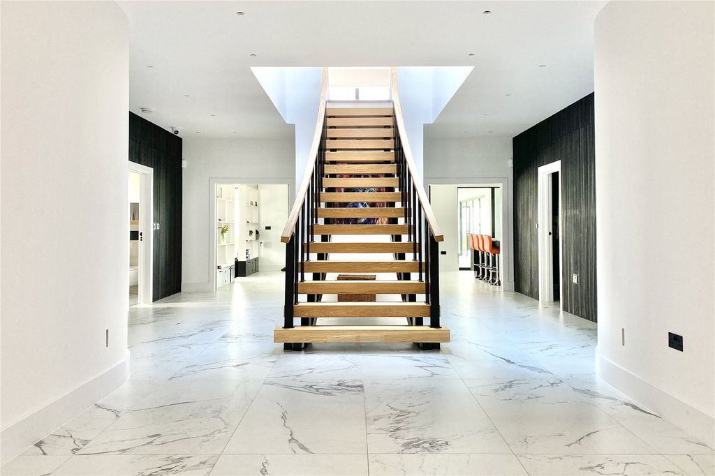 Property photo 3 of 18 Entrance Hall
