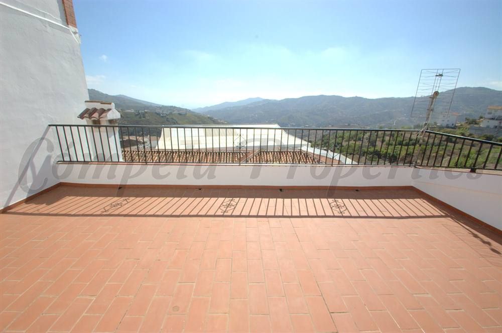 Property photo 2 of 23